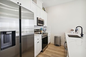 House, Multiple Beds, Kitchen, Partial Ocean View (Wave ‘N Sea) | Private kitchen | Fridge, microwave, oven, stovetop