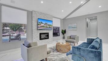 Älytelevisio, takka, pöytäjalkapallopöytä