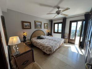 3 室のベッドルーム、セーフティボックス (室内)、デスク、アイロン / アイロン台