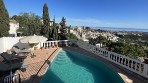Une piscine sur le toit offrant une vue dégagée sur la ville et la mer.