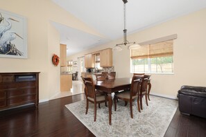 Rumah, Beberapa Tempat Tidur, jet tub, pemandangan kolam renang (Luxury Palm) | Tempat makan