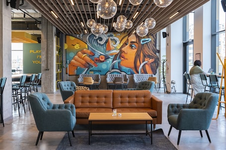 Sala de estar en el lobby. Campus 90