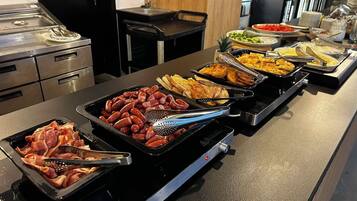 Päivittäinen buffetaamiainen (17 BGN per henkilö)