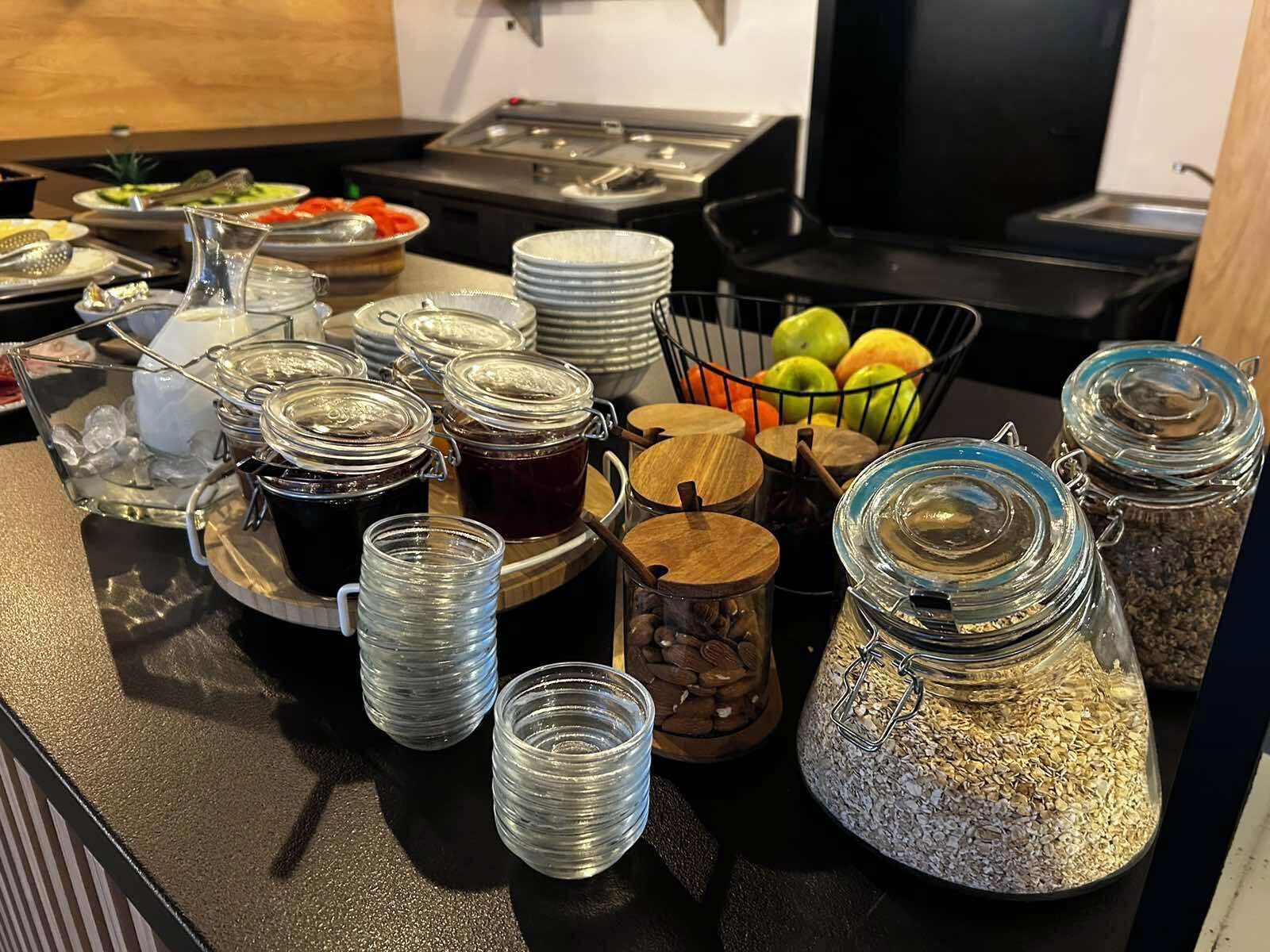 Montaje de bufé con diferentes alimentos y salsas.