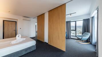 Executive Apartment, 1 Double Bed with Sofa bed | Desk, laptop workspace, soundproofing, free cribs/infant beds