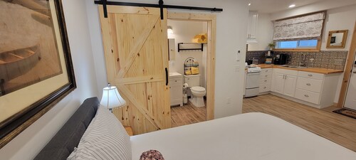 Super Cozy Downtown Studio Full Kitchen - EOU - Easy Walk Short Drive Hot Lakes