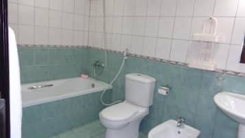 Chambre Double Deluxe | Salle de bain | Douche, articles de toilette gratuits, serviettes fournies