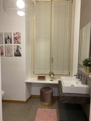 Douche, séchoir à cheveux, peignoirs, pantoufles