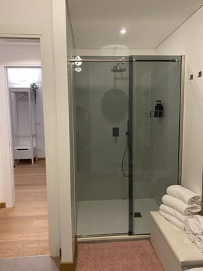 Dusj, hårføner, badekåper og tøfler