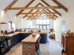 ثلاجة، غسالة أطباق، غلّاية كهربائية، محمصة خبز