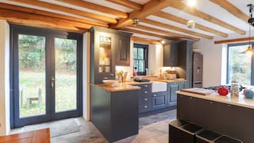 Peti sejuk, mesin basuh pinggan mangkuk, cerek elektrik, pembakar roti