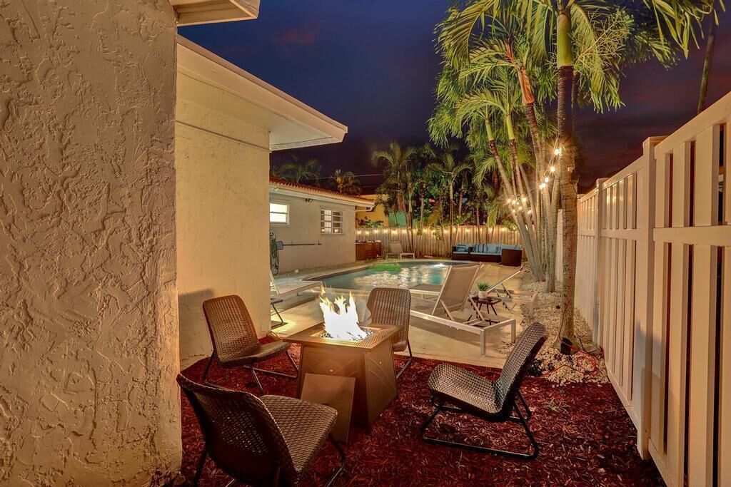 5BR Stunning Villa Heated Pool & Jacuzzi10mins to the Beach!