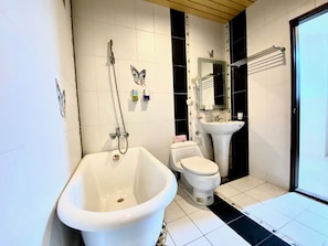 Comfort Triple Room | Bathroom