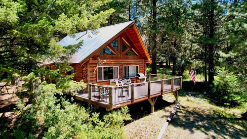 Blumisalp ~ Quintessential Idaho Log Cabin - Wifi - Trailer parking - Fire pit - Wood stove