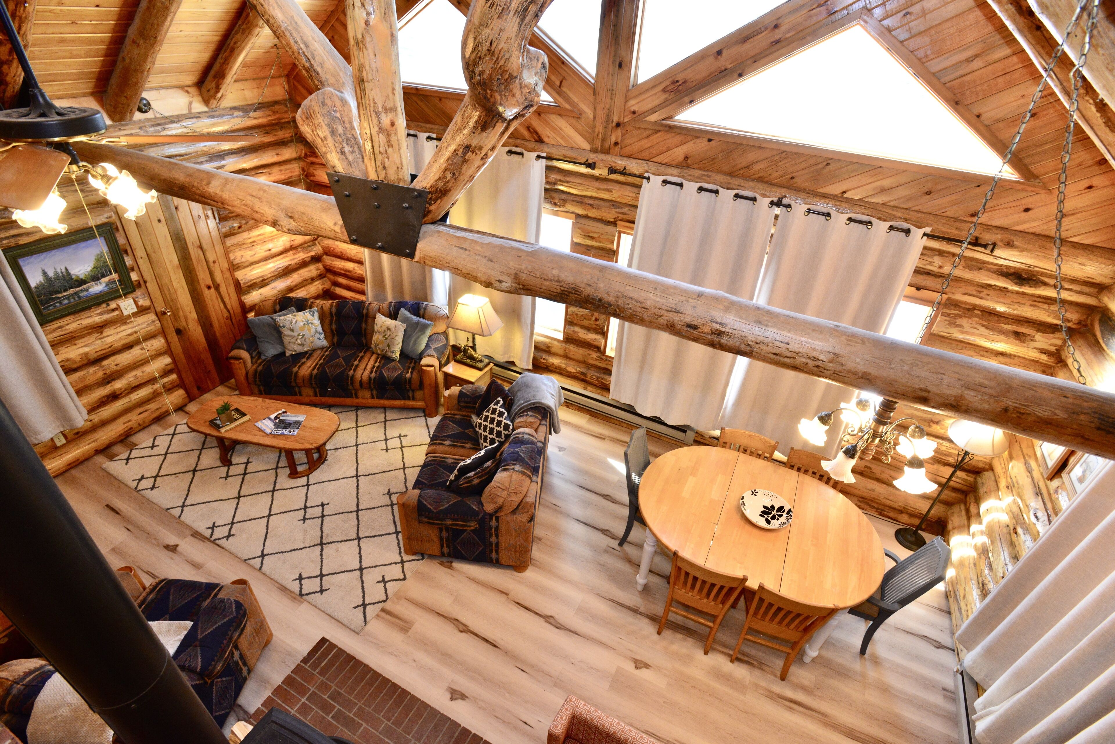 Télévision, cheminée, lecteur de DVD