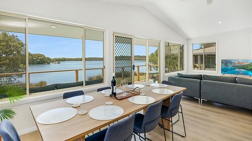 With spectacular views of the estuary and park, this retreat is the perfect tranquil escape