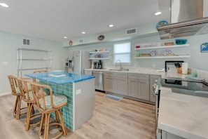 Casa, varias camas, patio, vista al jardín (Mimosa Beach) | Cocina privada | Refrigerador, microondas, horno y parrilla de estufa