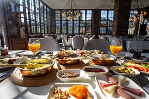 Café da manhã com pratos da culinária local grátis todos os dias