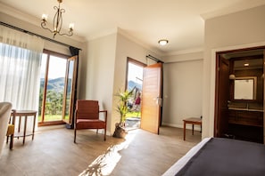 Deluxe Cabin, 1 Queen Bed | Bathroom | Shower, hydromassage showerhead, free toiletries, hair dryer - Zanike Hotel (Arakli)