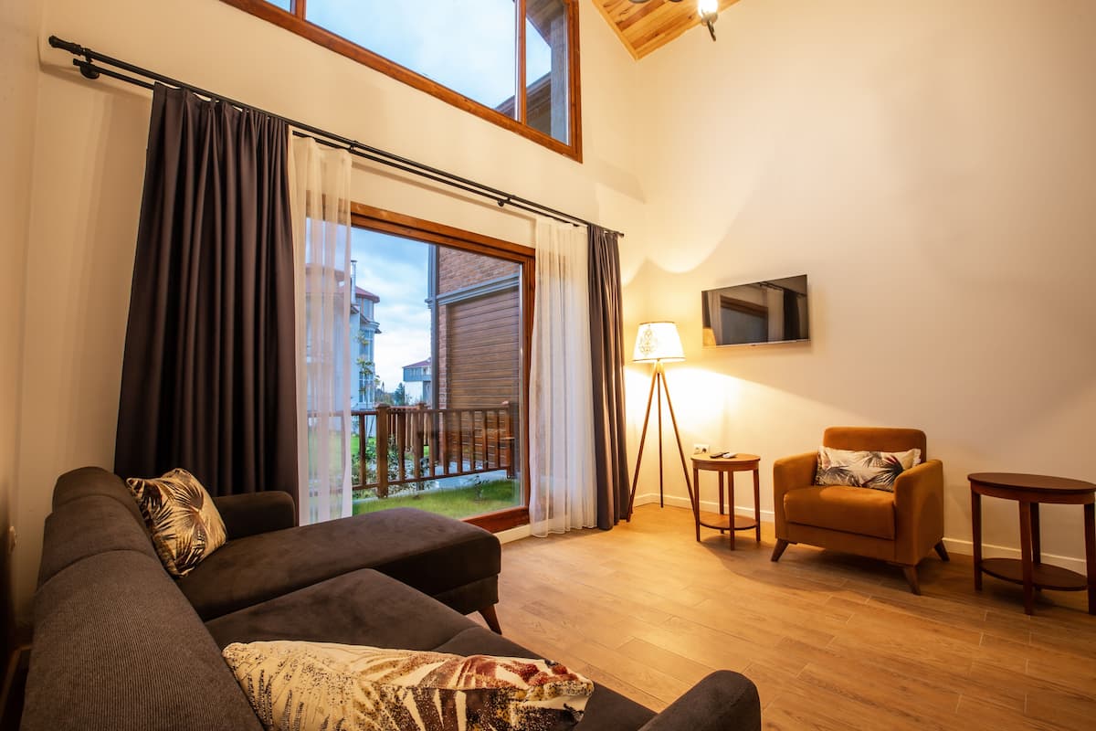 Familie bungalow, 1 queensize bed met slaapbank | Woonruimte | Een 48-inch smart-tv met satellietzenders en een televisie