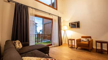 Bungalow familiar, 1 cama Queen size y sofá cama | Área de sala de estar | Smart TV de 48 pulgadas con canales vía satélite y televisión