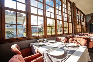 供應早餐、午餐、晚餐；園景