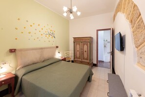 2 bedrooms, iron/ironing board, travel cot, free WiFi