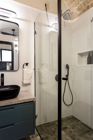 Habitación estándar | Baño | Regadera y toallas