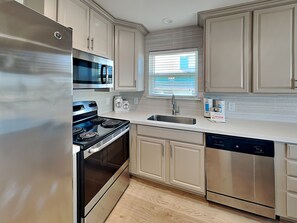 House, Multiple Beds, Patio | Private kitchen | Fridge, microwave, oven, stovetop