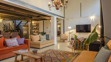 Toetasjesleilighet – grand, terrasse | Oppholdsområde | En 42-tommers Flatskjerm-TV med kabel-kanaler samt TV