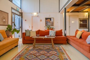 Appartement Duplex Majestueux, patio | Coin séjour | Télévision à écran plat de 42 pouces avec chaînes par câble, télévision