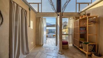 Studiosuite – grand | Individuelt dekorert, individuelt innredet og skrivebord