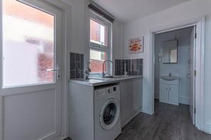 Unclassified image, 4 of 28, button - Lux 5 bed house (Reading)