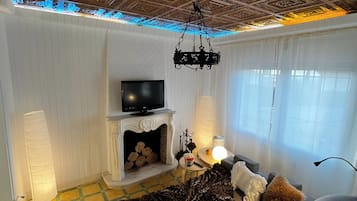 Smart-tv, een open haard, videospelletjes en een dvd-speler