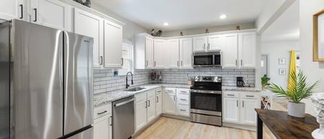 Frigorífico, microondas, horno y placa de cocina