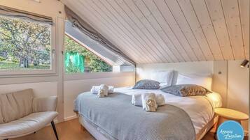 5 bedrooms, iron/ironing board, free WiFi, bed sheets
