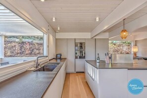 Een magnetron, een oven, een vaatwasser, een broodrooster