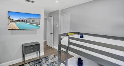 7BR w/ Heated Pool Jacuzzi, Theatre