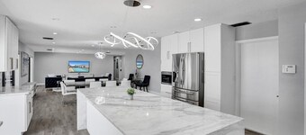 7BR w/ Heated Pool Jacuzzi, Theatre