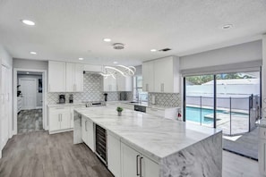 Coffee/tea maker, fridge, microwave, oven - 7BR w/ Heated Pool Jacuzzi, Theatre (Pompano Beach)