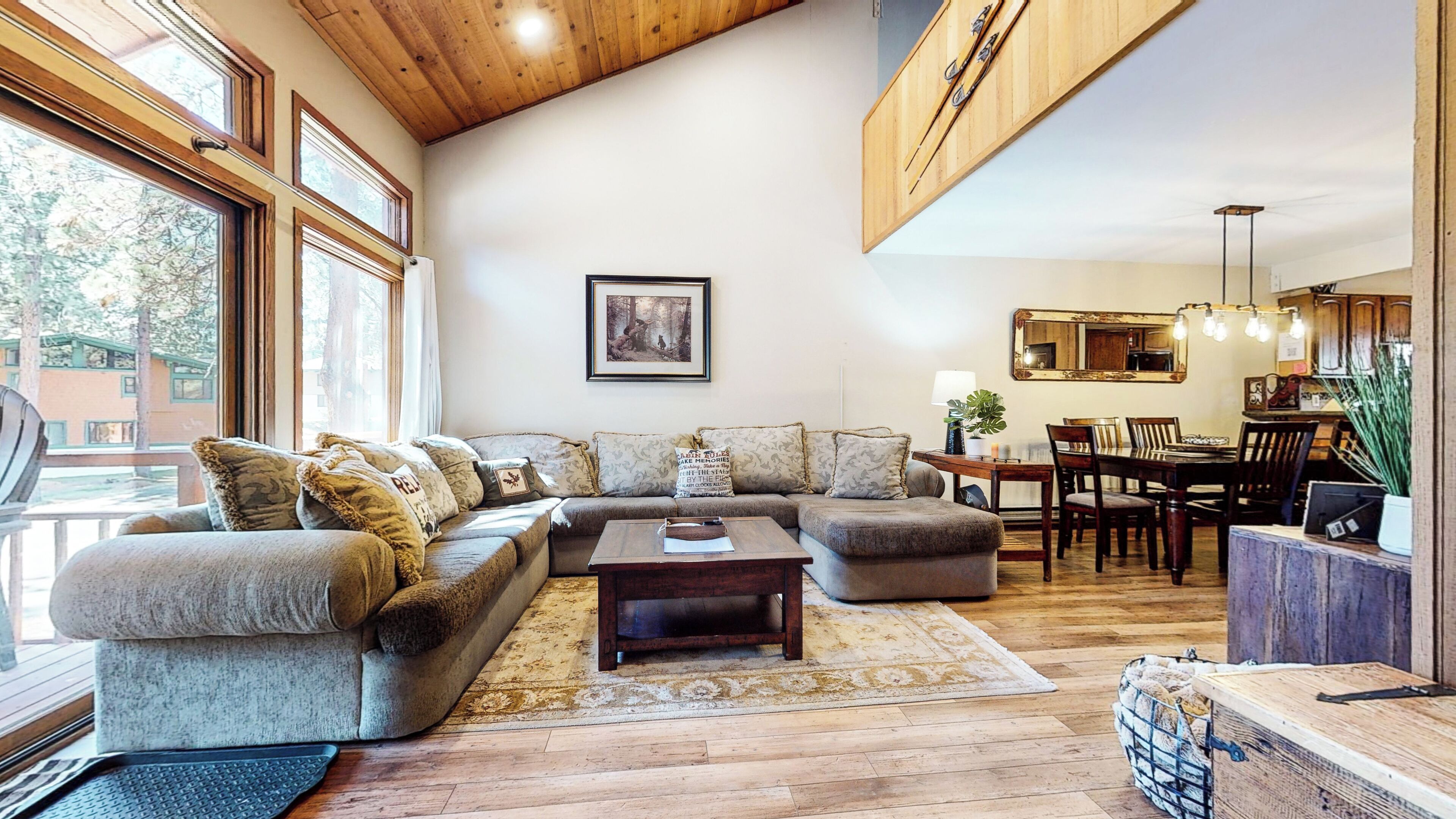 Een smart-tv, een open haard en een dvd-speler