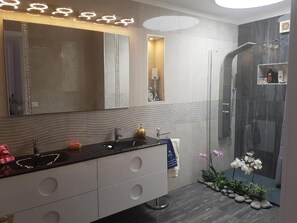 Suihku, hiustenkuivaaja, bidee, pyyhkeet