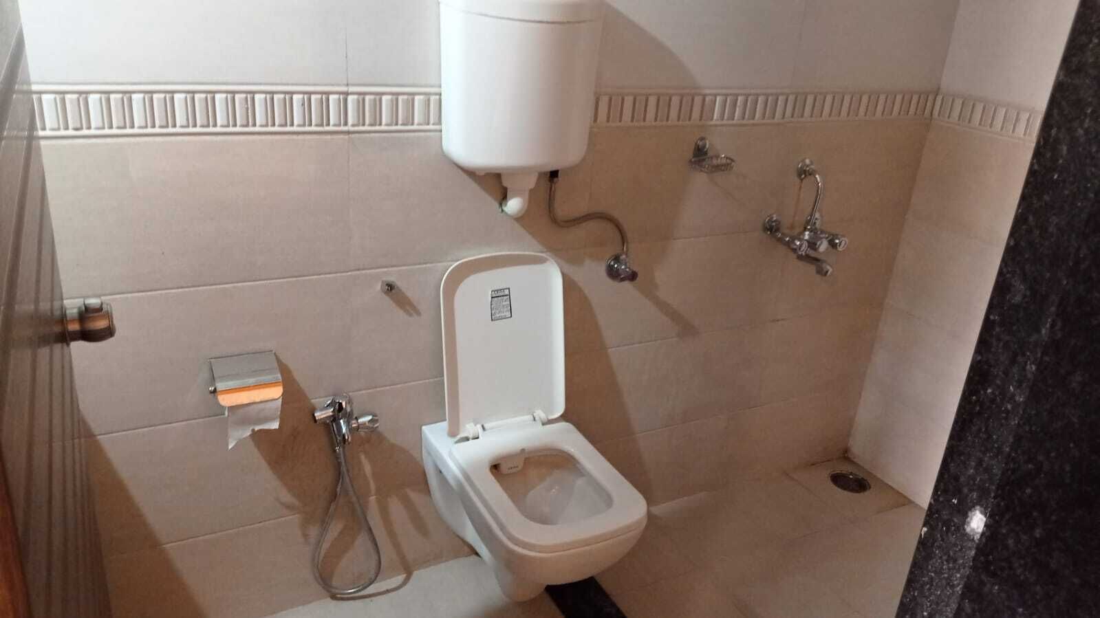 Un baño con inodoro, ducha y lavamanos.