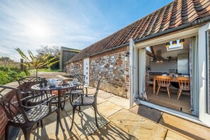 Outdoor dining - The Old Bunkhouse, Ringstead, Norfolk (Ringstead)