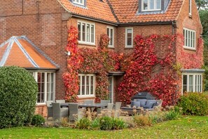 Outdoor dining - Holmbush, Thornham, Norfolk (Thornham)