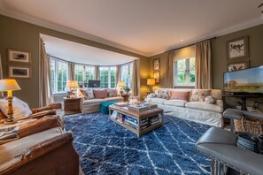 TV, fireplace - Holmbush, Thornham, Norfolk (Thornham)