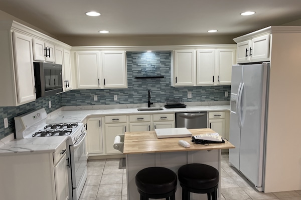 Køleskab, mikrobølgeovn, ovn, kogeplade