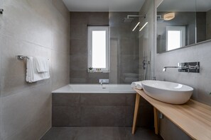 Baignoire, sèche-cheveux, serviettes fournies