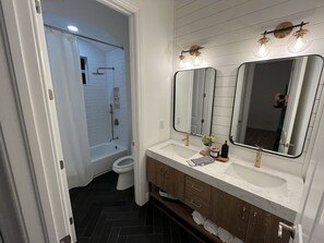 Combined shower/bathtub, hair dryer, towels, toilet paper - Newly Remodeled Gated Resort Community Home Minutes to Beaches & 5th In Naples (Naples)