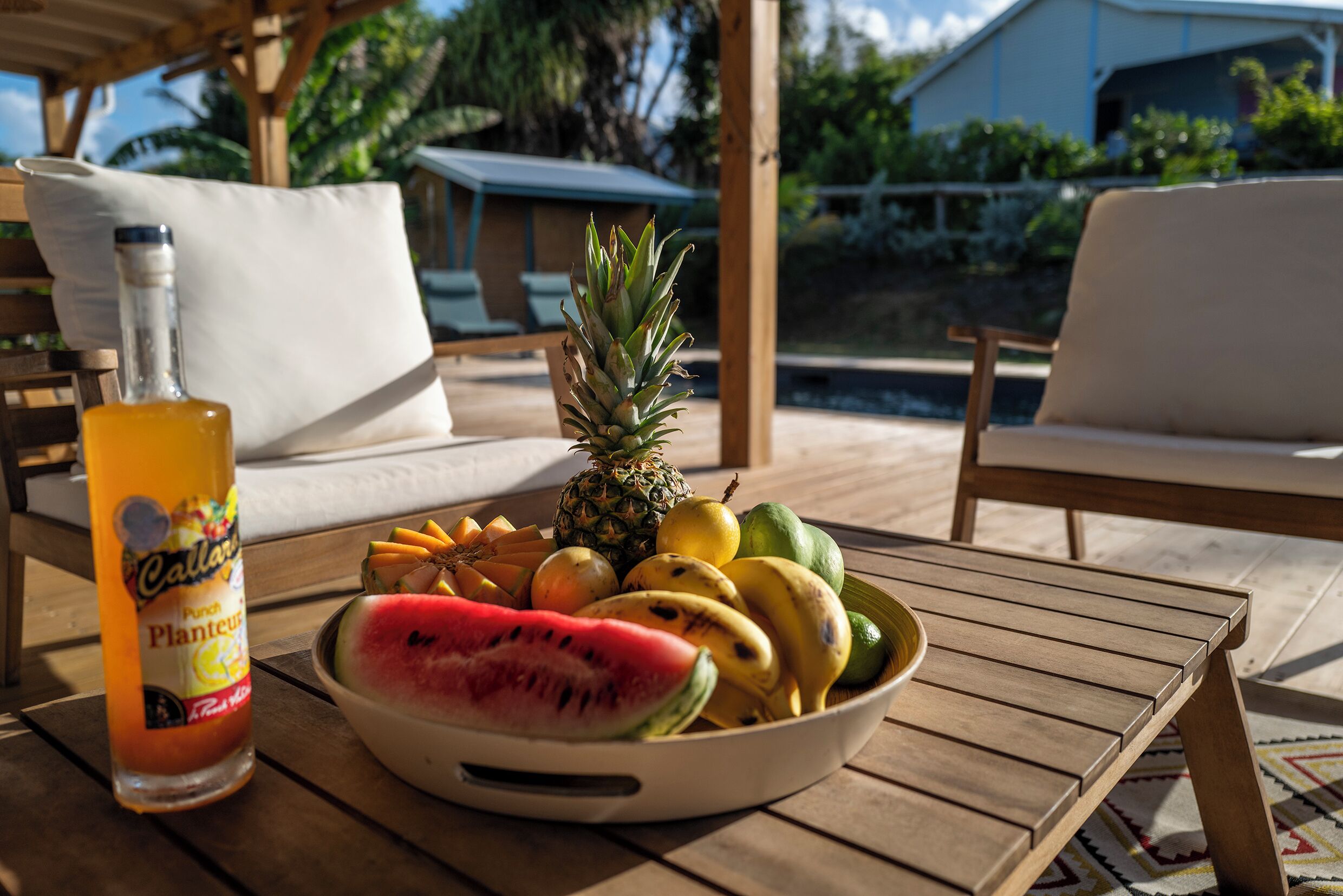 Ein Holztisch mit Obstschale und einer Punschkanne.
